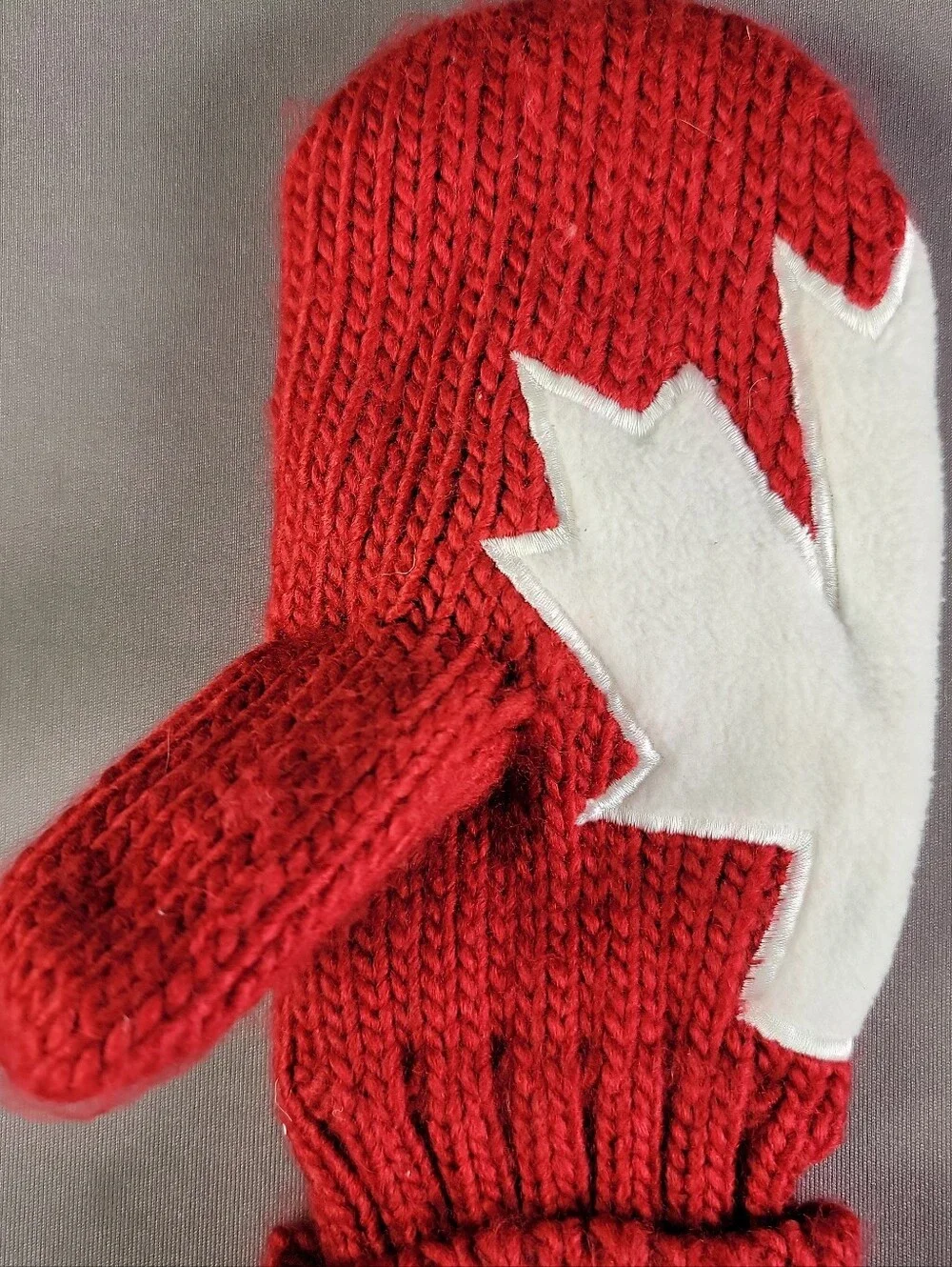 2010 Hudson Bay Canada Red Knit Mittens with White Maple Leaf Olymic Teamu